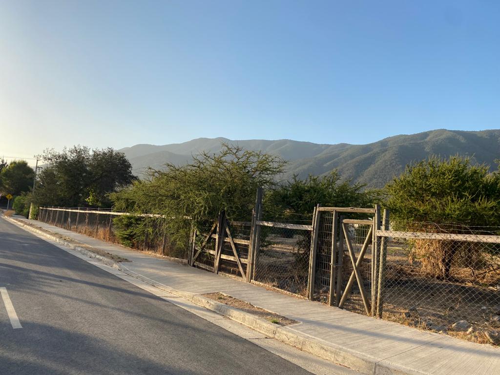 Terreno esquina 1.300 M2 en venta. Zona urbana en Olmué