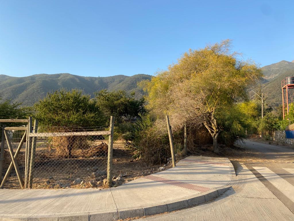 Terreno esquina 1.300 M2 en venta. Zona urbana en Olmué