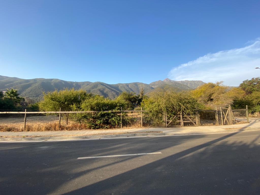 Terreno esquina 1.300 M2 en venta. Zona urbana en Olmué